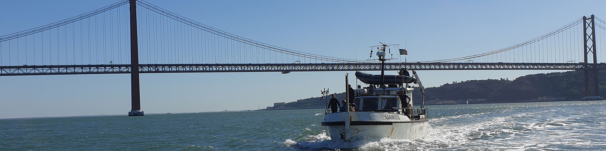 Fisalia research vessel sampling in the Tagus